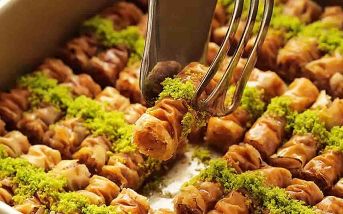 باقلوا استانبولی با لایه‌ های ترد و مغز تازه پسته